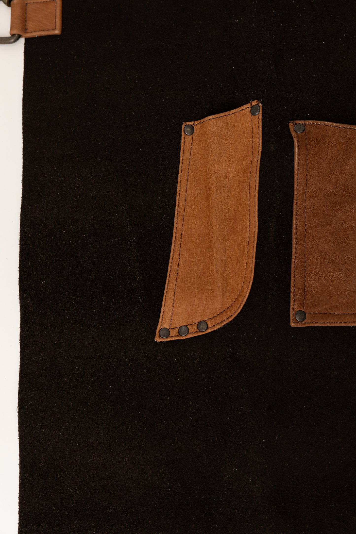 LEATHER APRON WITH POCKETS IN BROWN